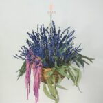 Cesta de mimbre con lavanda preservada, cuenta con una cadena para poder colgarla | Enso Natura